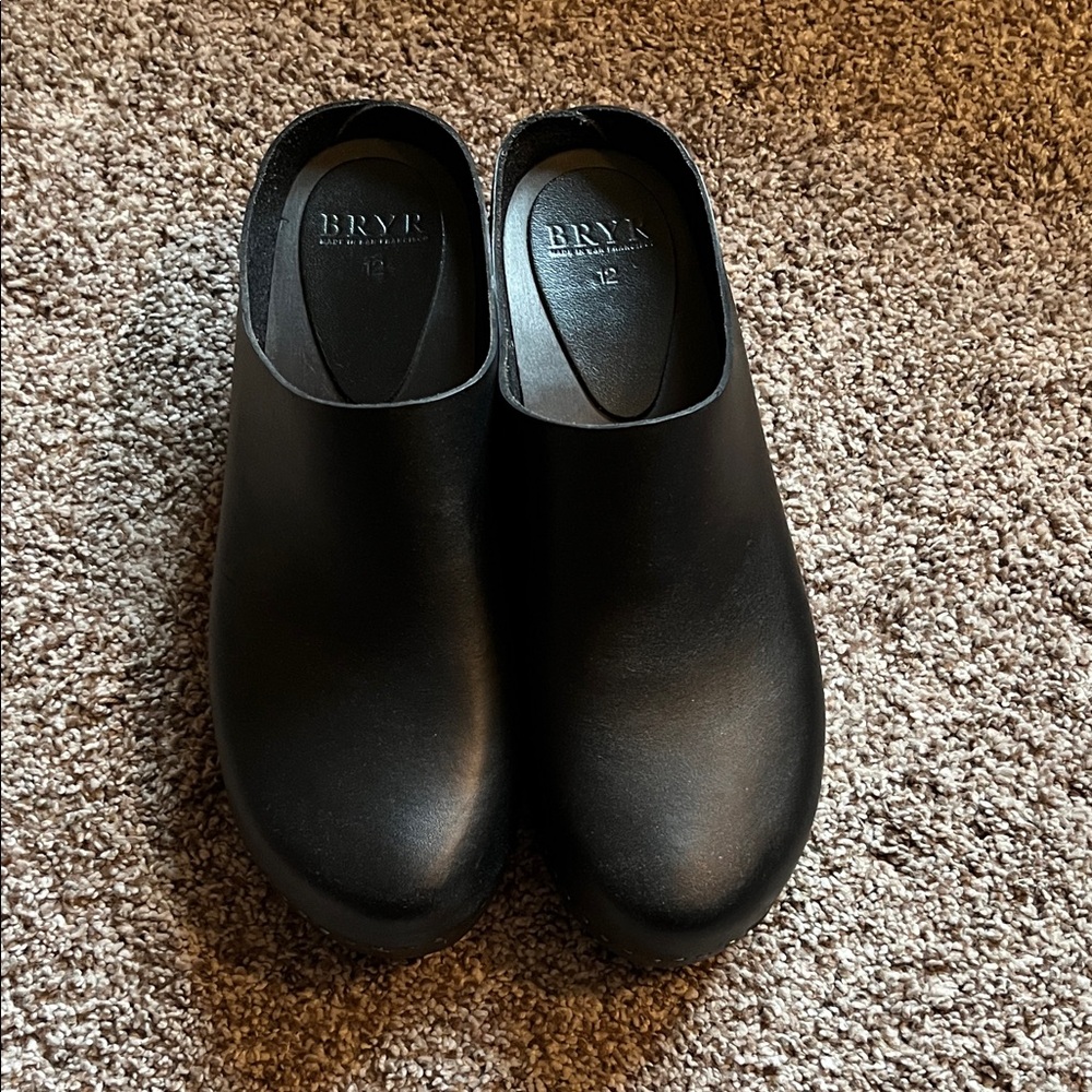 Bryr Black Clogs
